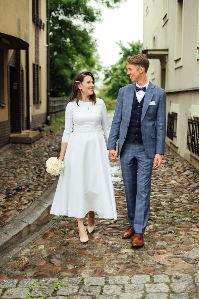 sukienka ślubna midi , elegancka, prosta, nowoczesna klasyka