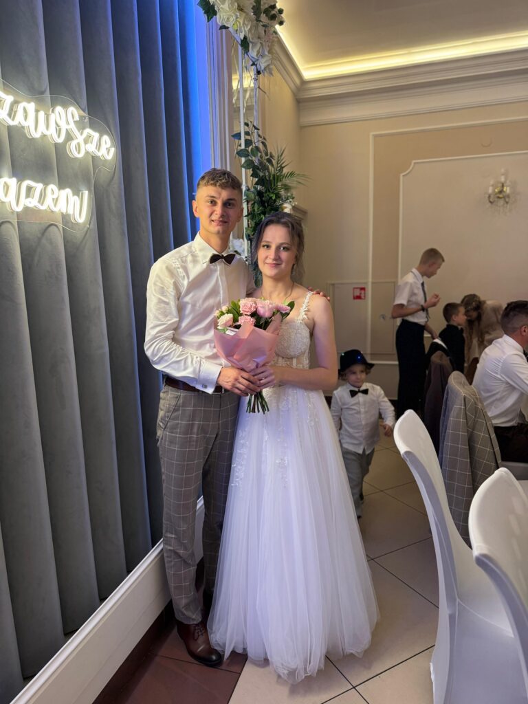 bogato zdobiona suknia z cielistym gorsetem na cienkich ozdobnych ramiączkach